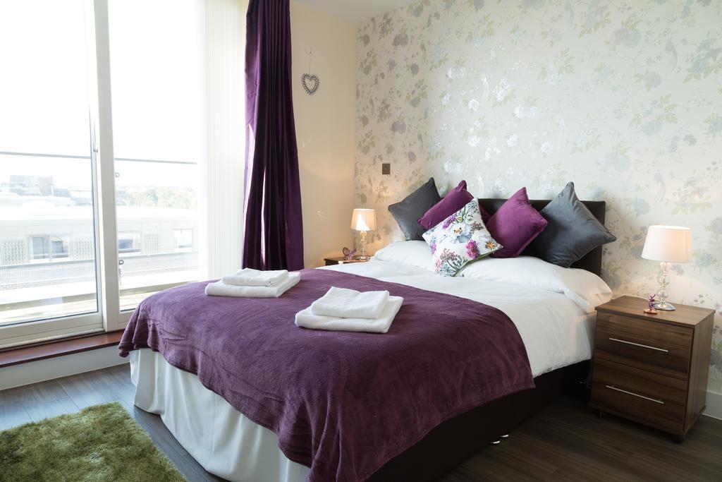 Cambridge Station Penthouse: Modern Retreat with Parking & Terrace Apartment Exterior photo