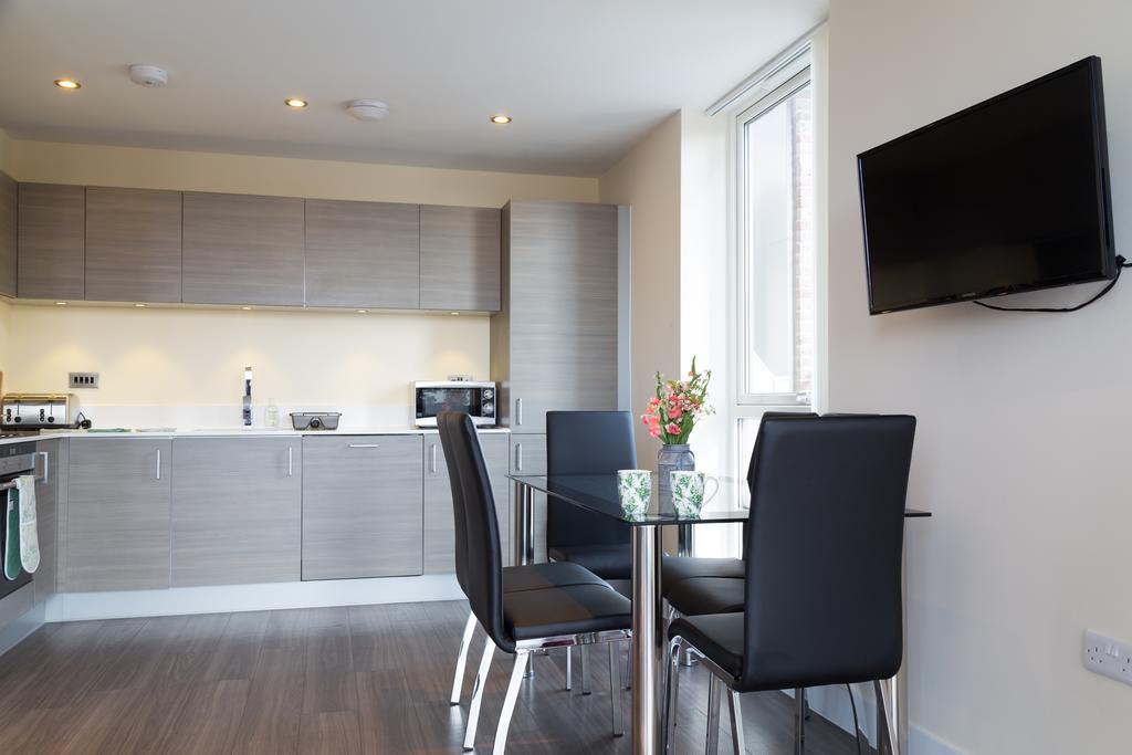 Cambridge Station Penthouse: Modern Retreat with Parking & Terrace Apartment Exterior photo