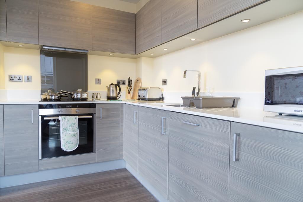 Cambridge Station Penthouse: Modern Retreat with Parking & Terrace Apartment Exterior photo