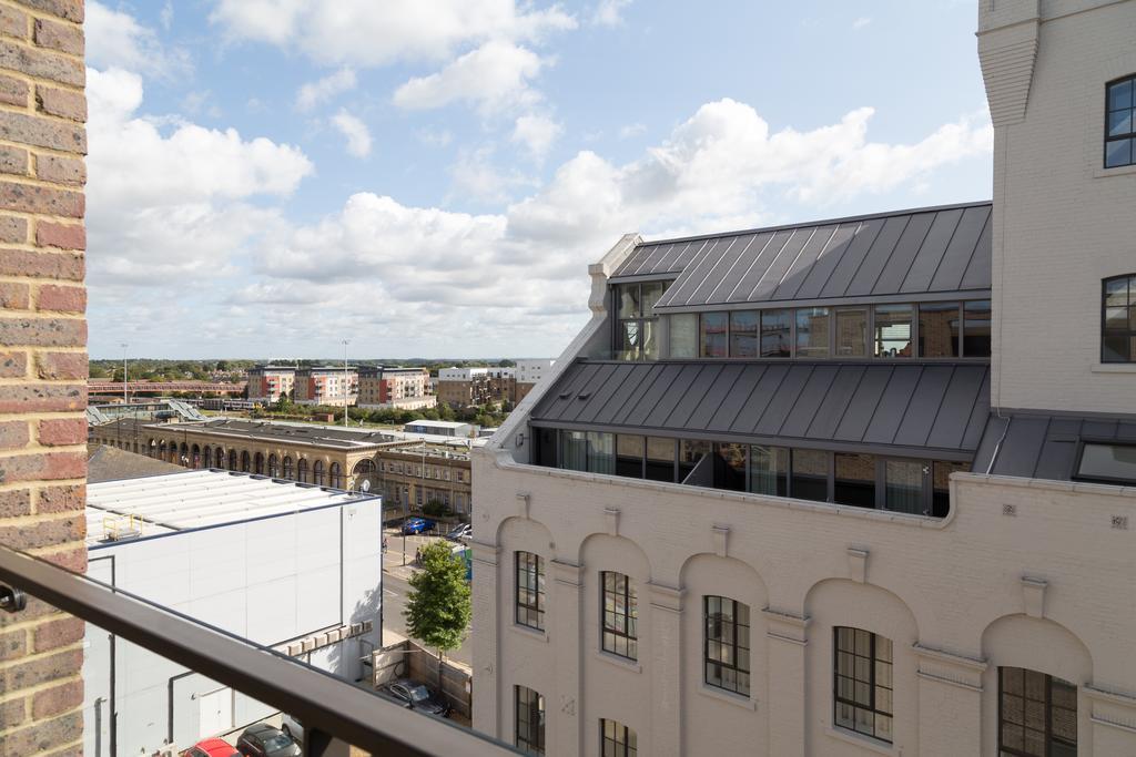 Cambridge Station Penthouse: Modern Retreat with Parking & Terrace Apartment Exterior photo