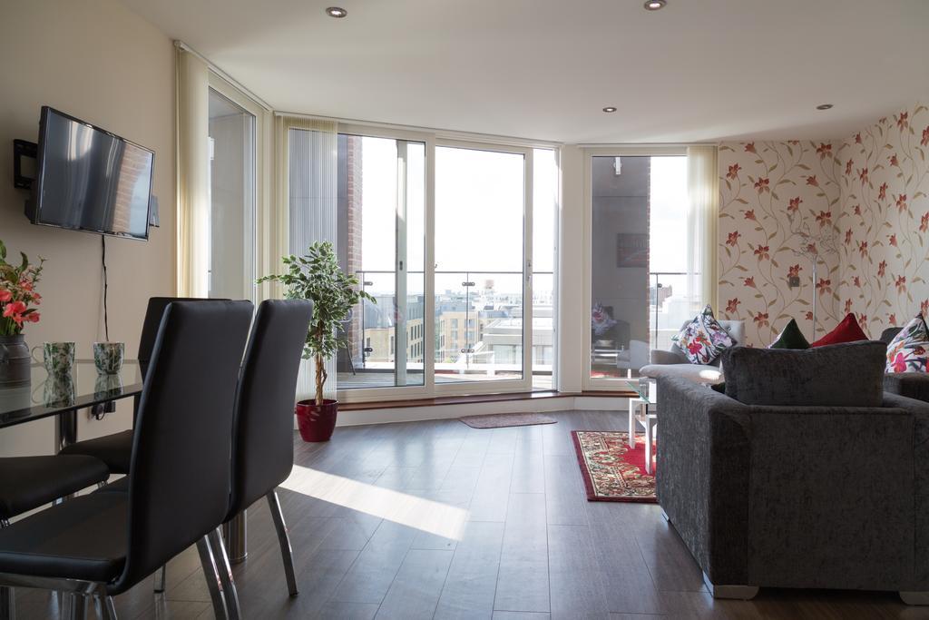 Cambridge Station Penthouse: Modern Retreat with Parking & Terrace Apartment Exterior photo