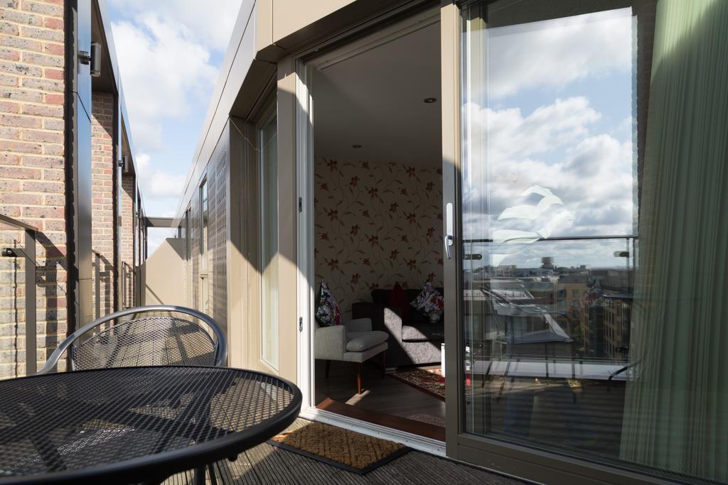 Cambridge Station Penthouse: Modern Retreat with Parking & Terrace Apartment Exterior photo