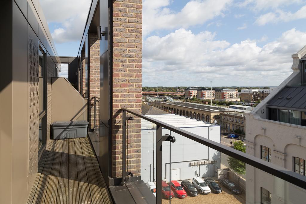 Cambridge Station Penthouse: Modern Retreat with Parking & Terrace Apartment Exterior photo