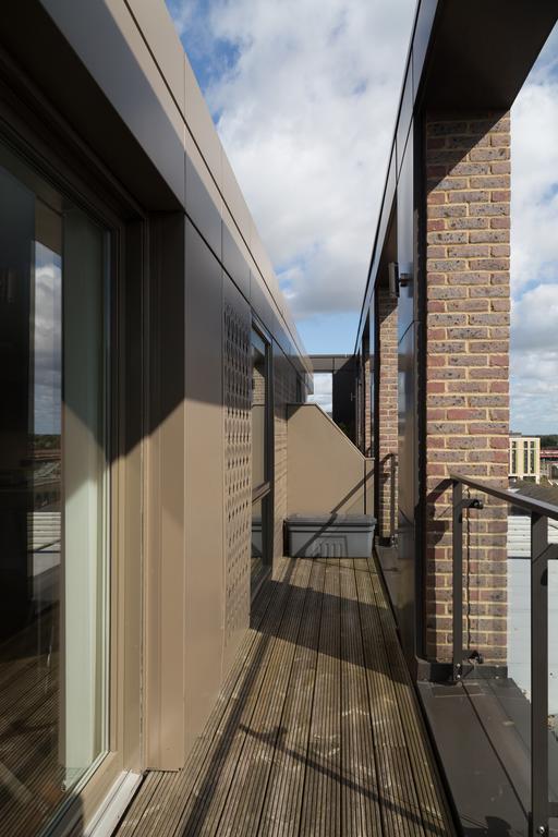 Cambridge Station Penthouse: Modern Retreat with Parking & Terrace Apartment Exterior photo
