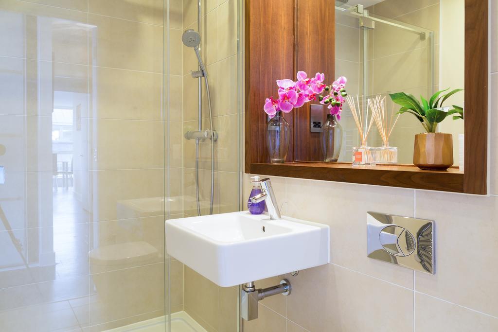 Cambridge Station Penthouse: Modern Retreat with Parking & Terrace Apartment Exterior photo