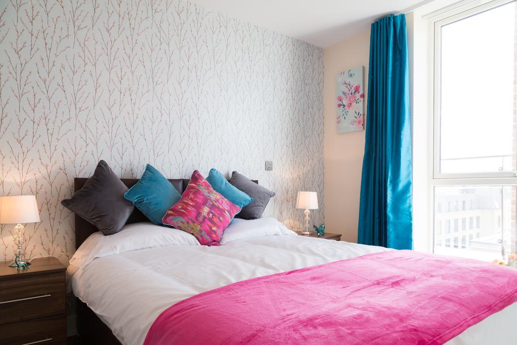 Cambridge Station Penthouse: Modern Retreat with Parking & Terrace Apartment Exterior photo